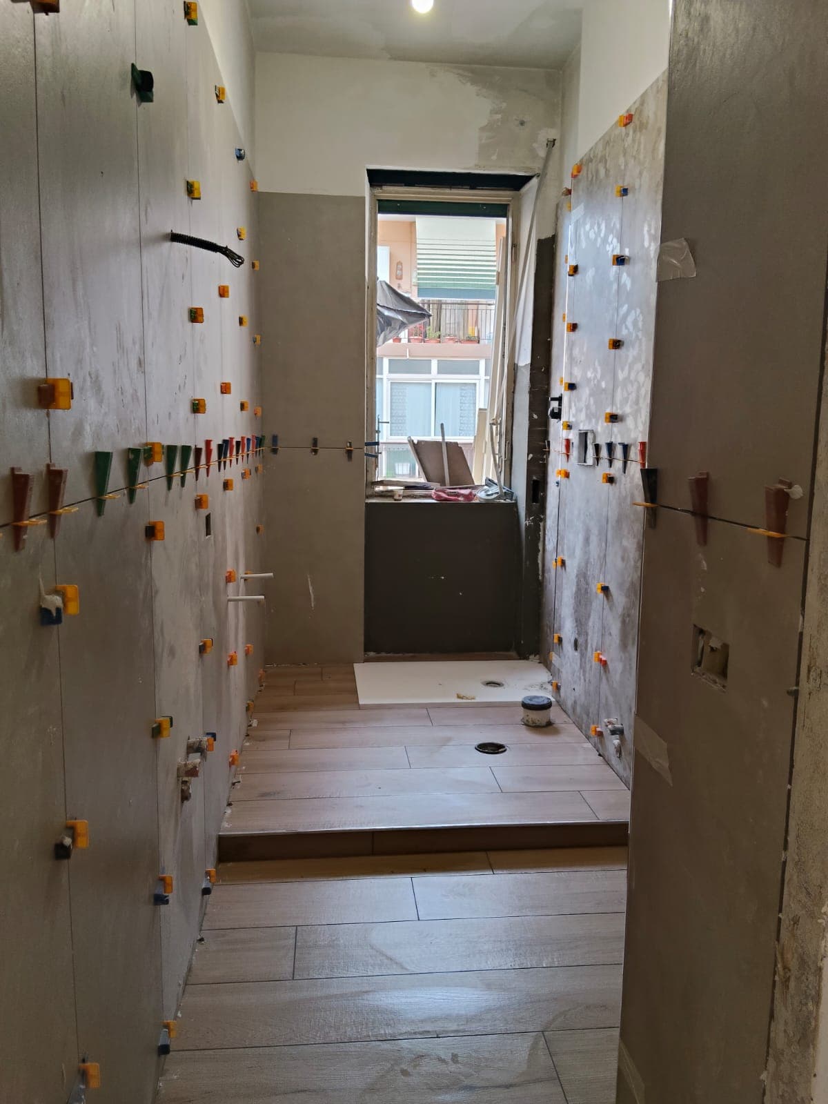 Realizzazione del massetto in un cantiere di ristrutturazione