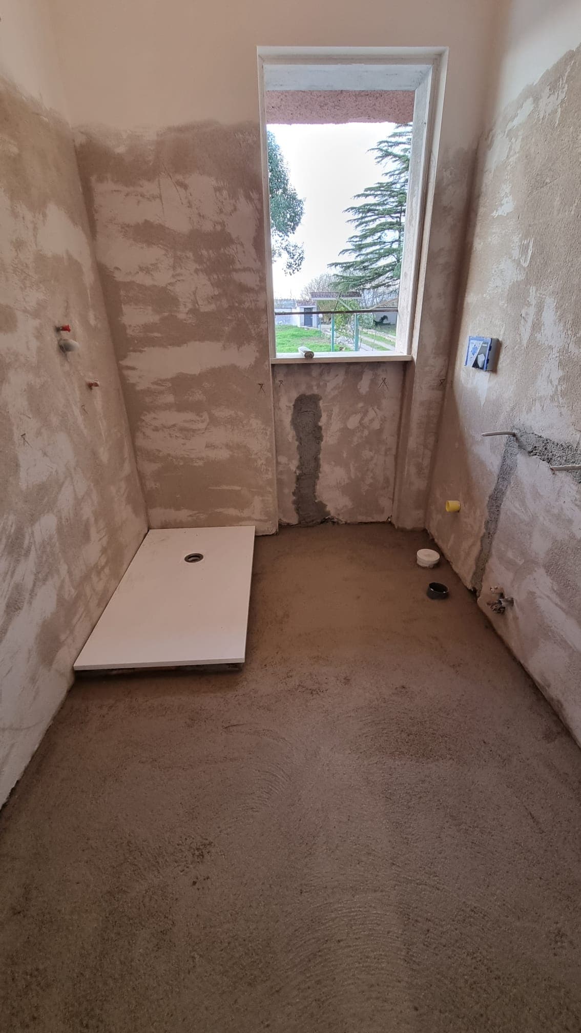 Bagno ristrutturato con piatto doccia e rivestimenti nuovi