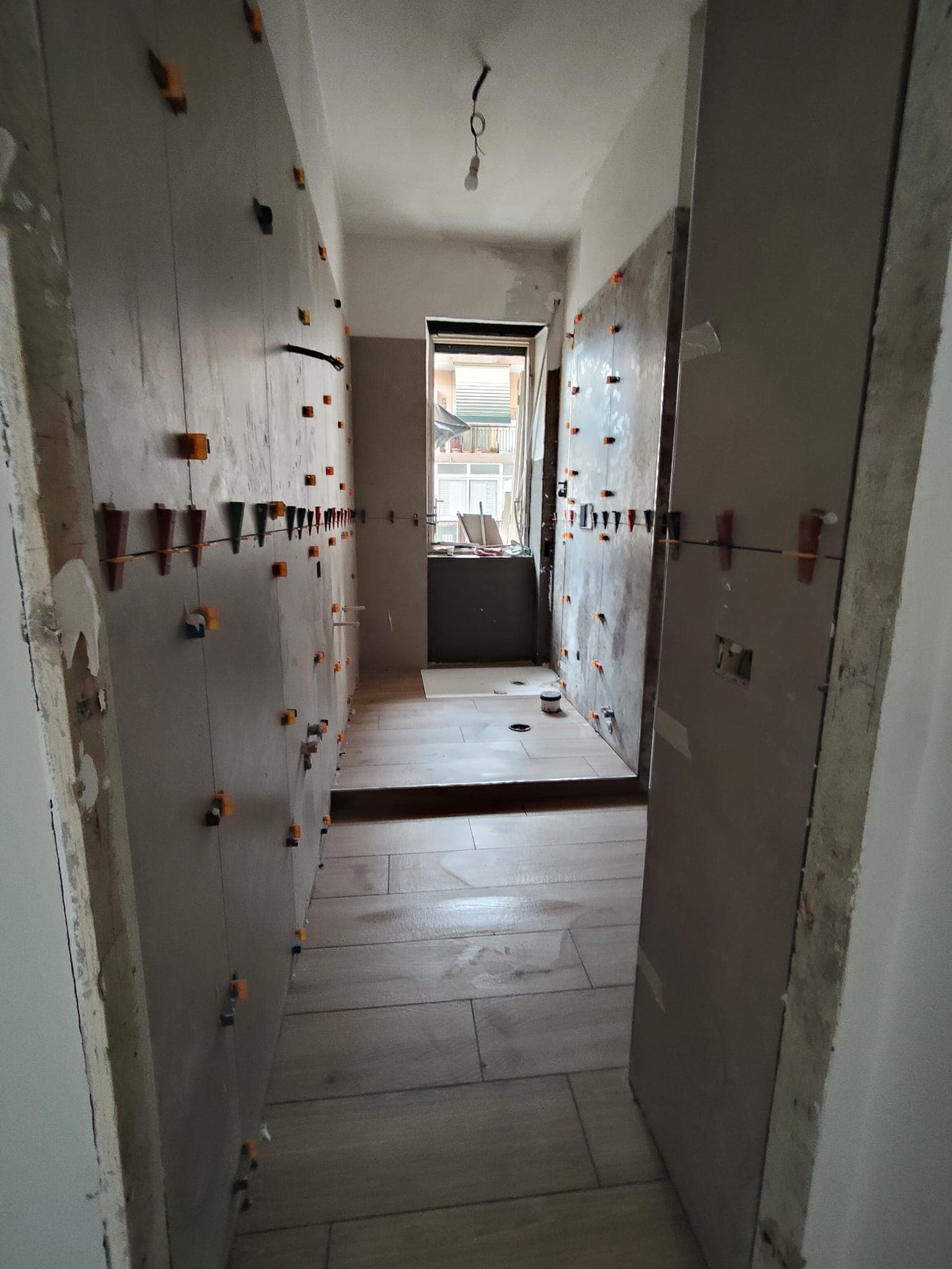 Corridoio con finiture e porte interne nuove