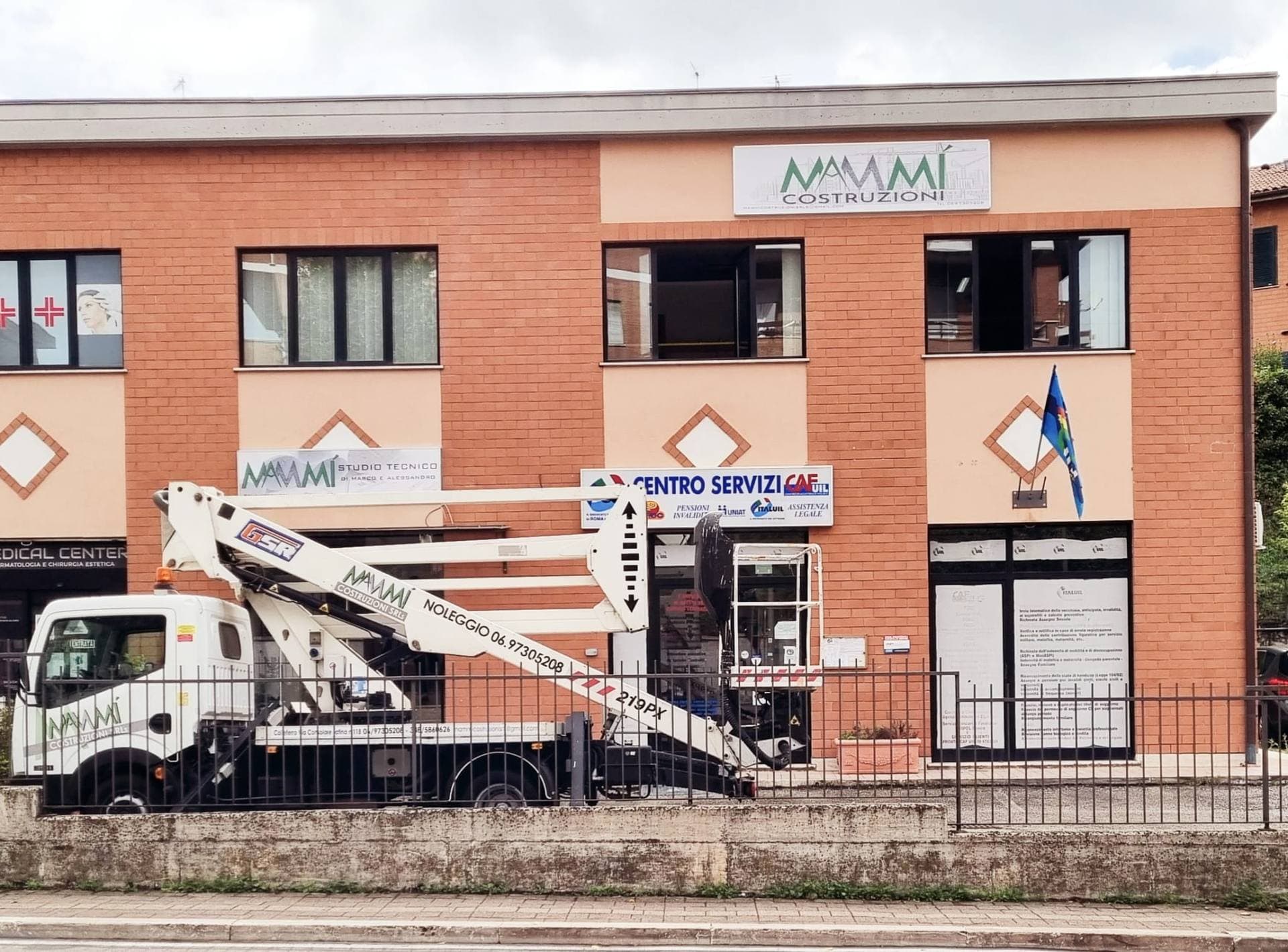 La sede Mammì Costruzioni a Colleferro con la piattaforma aerea