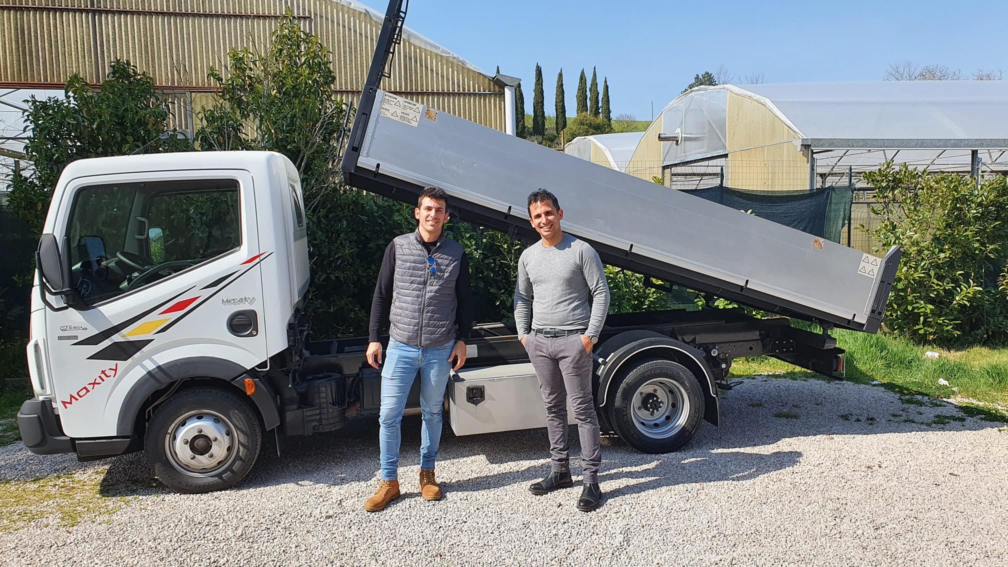 Camion ribaltabile per il trasporto dei materiali